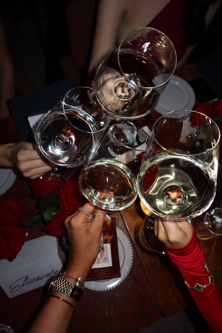 Clients du club privé Platinight trinquant autour d'une table dressée